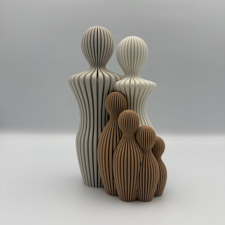 Familien, 3D-printet figur med to lyse voksne og fire brune børn i ribbet design.
