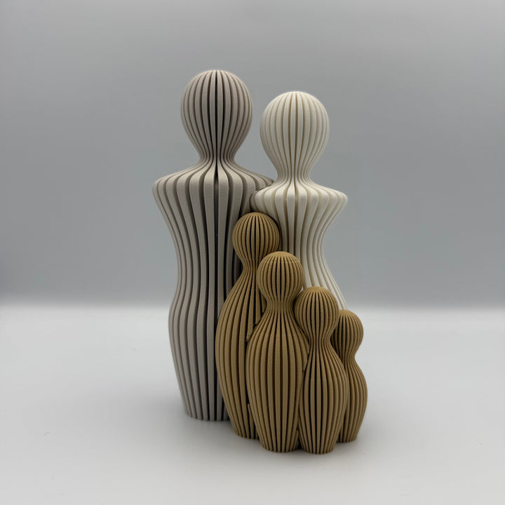 Familien, 3D-printet figur med to lyse voksne og fire brune børn i ribbet design.
