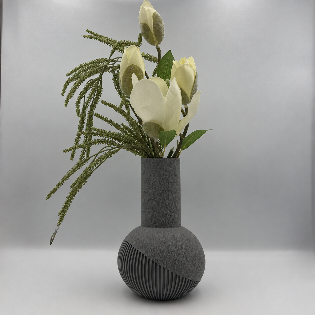 Den glatte vase med blomster
