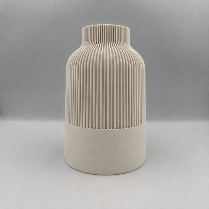 Japandi vase i mat hvid med ribbet hals og krop og glat base